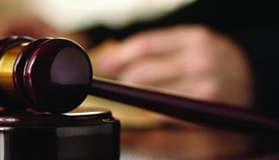 高速路上飄來一塊板，誰來賠償被板砸壞的汽車